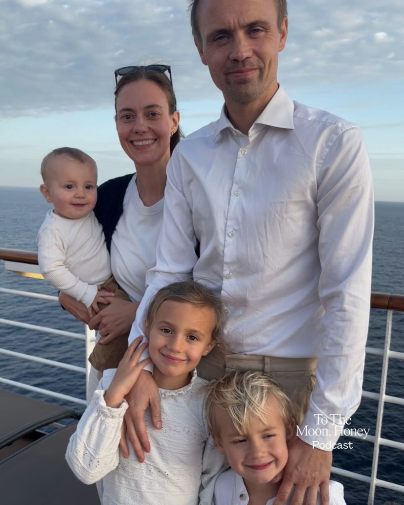 Billede af en familie bestående af en mor, far og tre børn