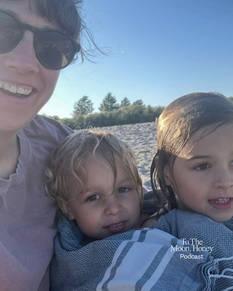 En mor på stranden med sine to børn