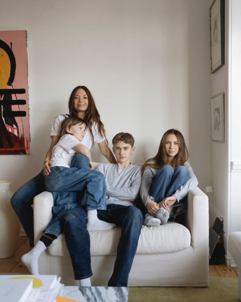 Liv med sine tre unger i en sofa