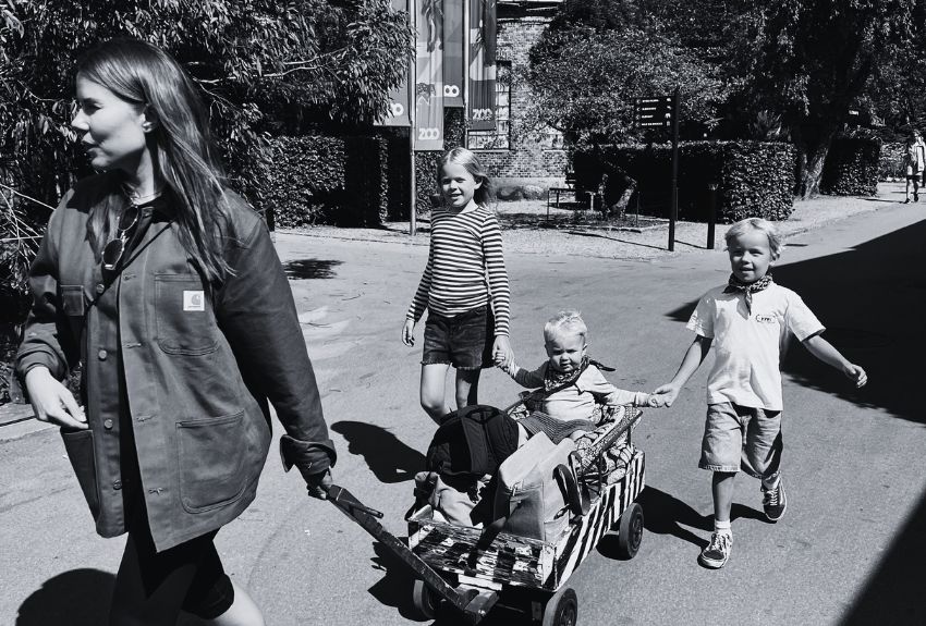 mor med sine træ born og en trækvogn