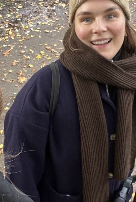Kærestepar på gåtur med barnevogn
