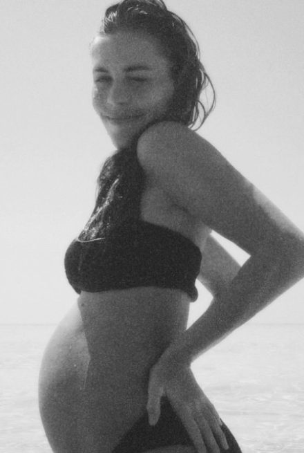 Gravid kvinde i bikini