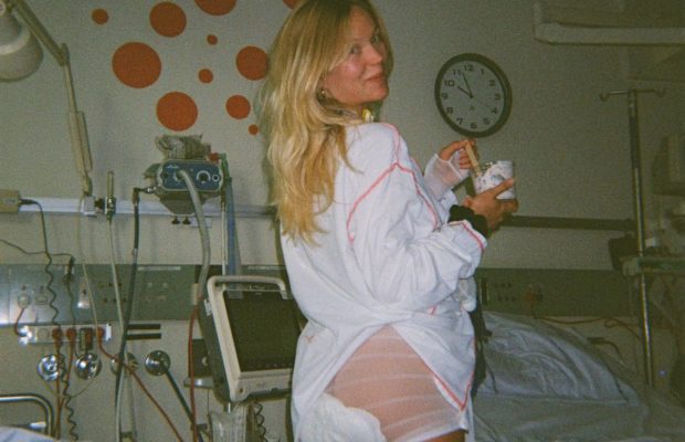 Kvinde med ryggen til i hospitalstøj
