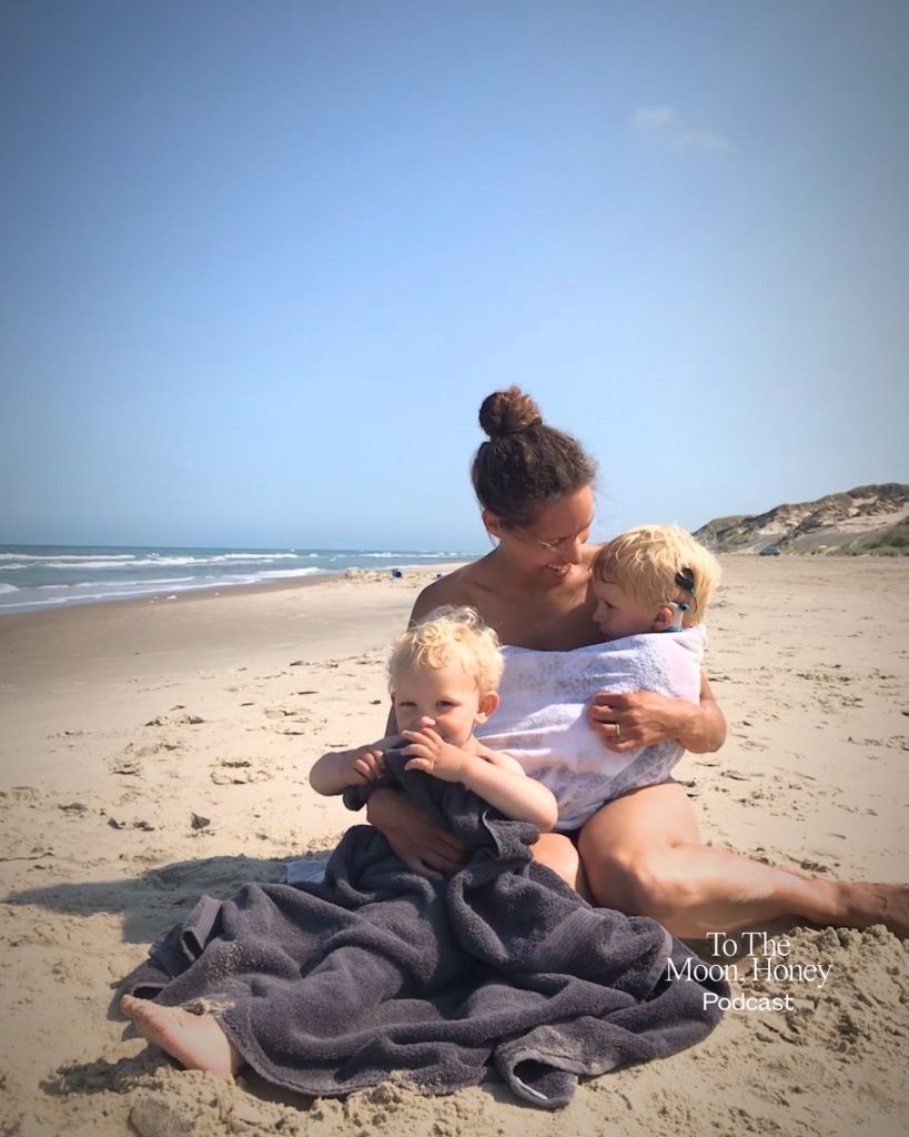 En mor på stranden med sine børn