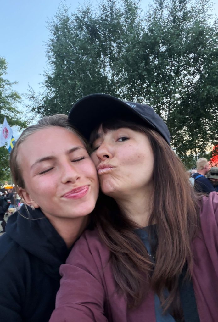 mor med teen datter på Festival.