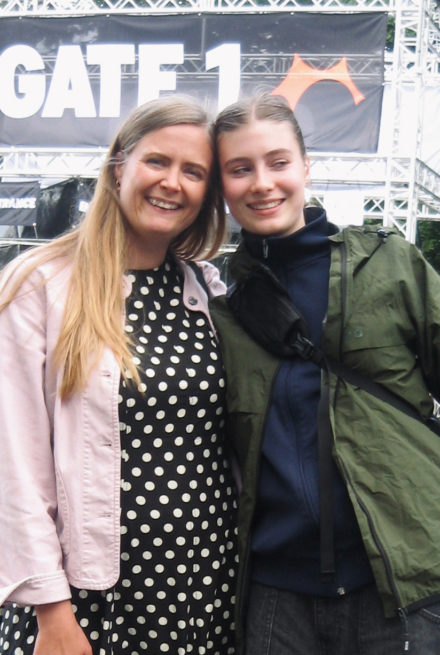 mor ved pick up pladsen på Roskilde Festival med teenage datter