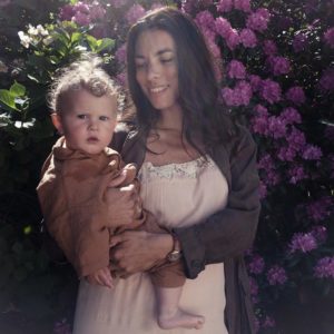 To_the_moon_honey_mama_profile_Isabel_Christensen_casper_christensen_kone_kæreste