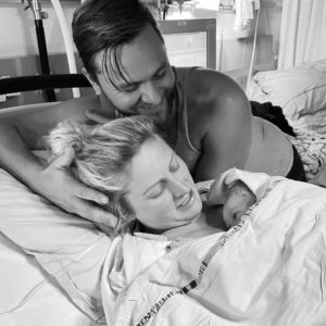 To_the_moon_honey_podcast_pernille_oerum_efterfoedselssamtalen