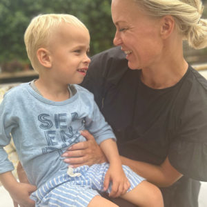Charlotte Leise med sin søn