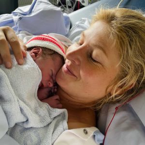 Christina Krzyrosiak ligger i en hospitalsseng efter fødslen