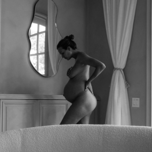 Gravid Josephine Skriver i sit hjem i Nashville