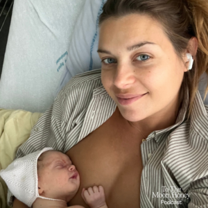 Kvinde med nyfødt baby