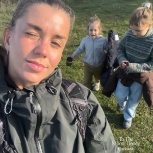 Kvinde i natur med børn