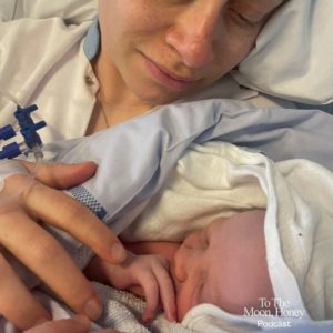 Kvinde med nyfødt baby