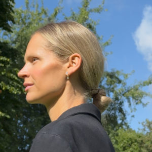 Kvinde udenfor blå himmel