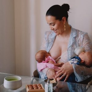 Kvinde der ammer tvillinger