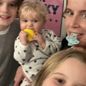 kvinde med sine tre glade børn