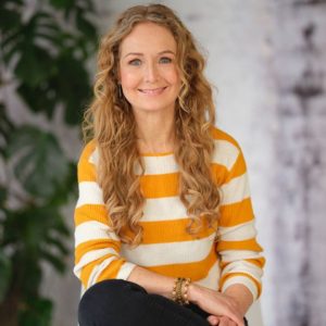 Kvinde med krøller og stribet bluse