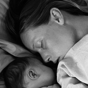 Sovende kvinde og baby