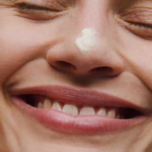 Kvinde med creme på næsehn