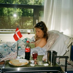 Kvinde med helt nyfødt baby på hospitalet