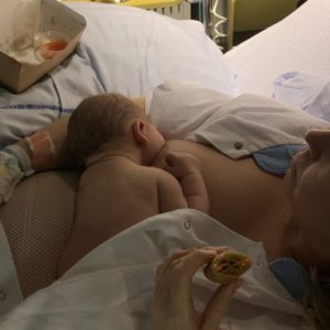 Nyfødt mor med baby på brystet