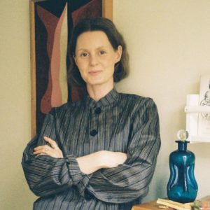 Kvinde der poserer med armene over kors