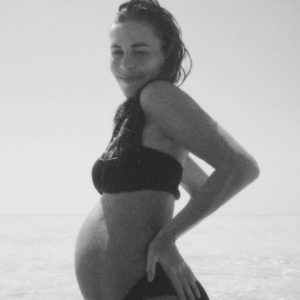 Gravid kvinde i bikini