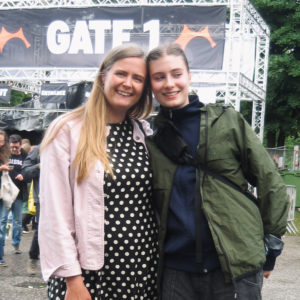 mor ved pick up pladsen på Roskilde Festival med teenage datter