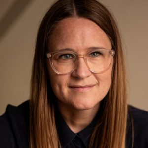 kvinde med briller